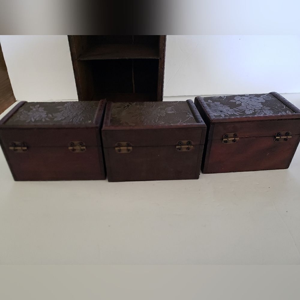 Shelf of Trunks - Picture 12 of 14
